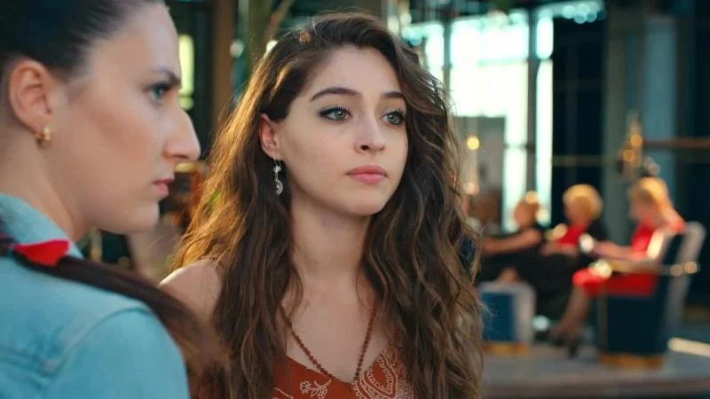 Кадры из сериала Красивее тебя (2022)